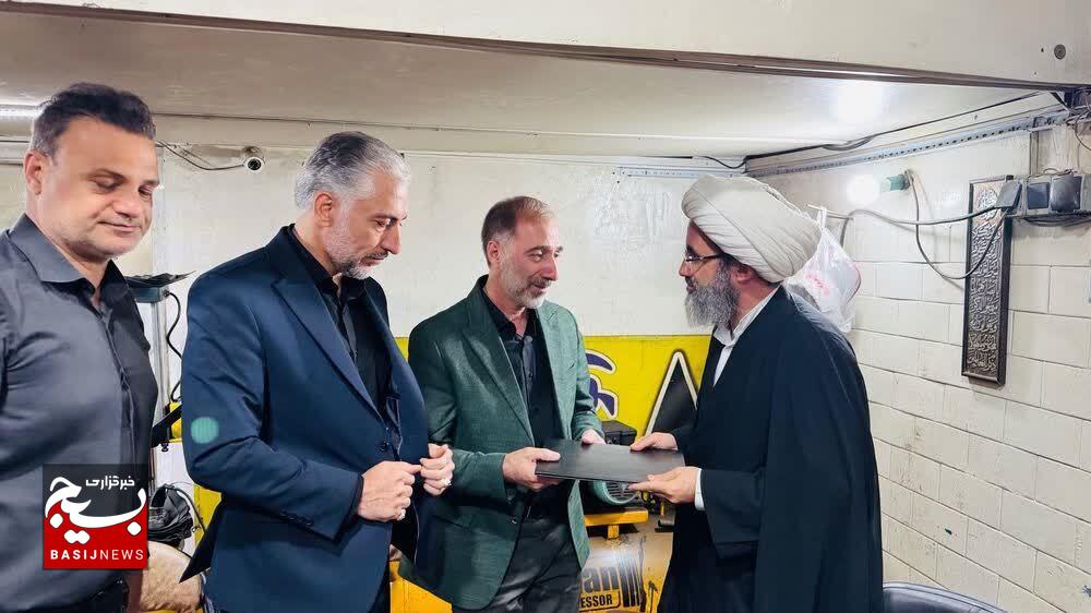 استاد دانشگاه فردیسی در لاستیکفروشی؛ امام جمعه فردیس: این عزتِ کار و دانش است استاد دانشگاه فردیسی در لاستیکفروشی؛ امام جمعه فردیس: این عزتِ کار و دانش است
