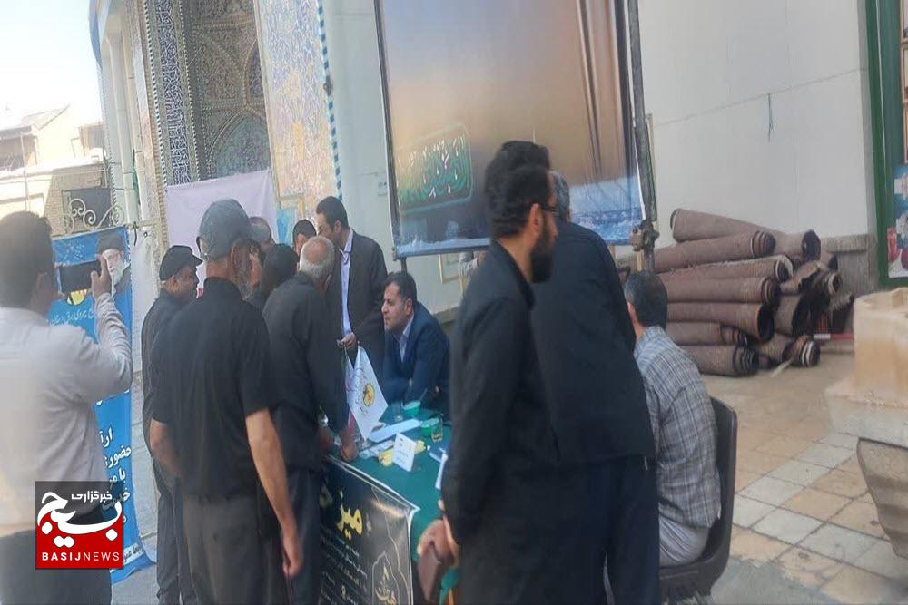 برپایی میزخدمت در بین بازاریان همدان