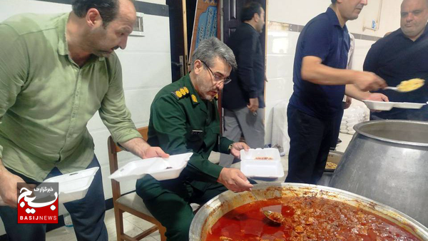 توزیع ۳ هزار پرس غذای گرم به مناسبت شام غریبان رهبرشهید انقلاب در پارس آباد توزیع ۳ هزار پرس غذای گرم به مناسبت شام غریبان رهبرشهید انقلاب در پارس آباد