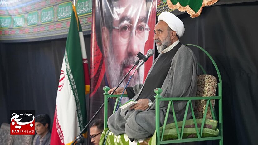 مراسم یادبود رهبر شهید در درمانگاه امام خمینی (ره)  یزد برگزار شد