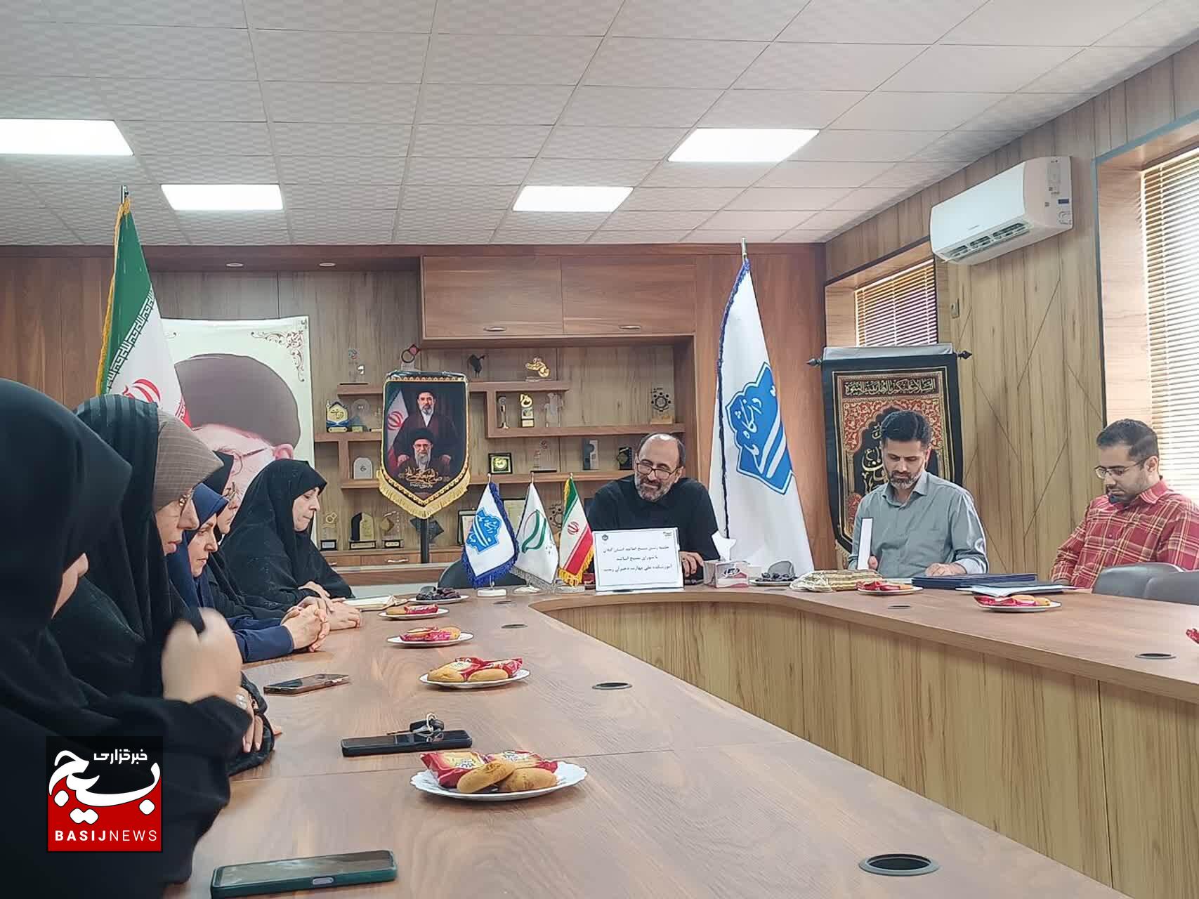 اساتید بسیجی در جهاد تبیین پیشگام باشند اساتید بسیجی در جهاد تبیین پیشگام باشند