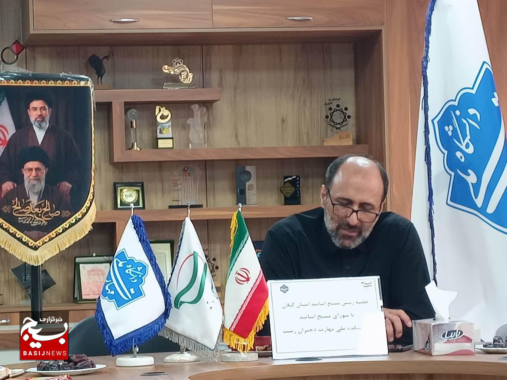 اساتید بسیجی در جهاد تبیین پیشگام باشند اساتید بسیجی در جهاد تبیین پیشگام باشند