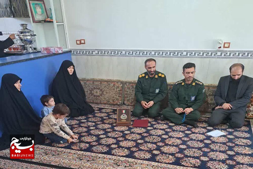 برگزاری طرح «خانه به خانه با عطر شهدا» در روستای قهوردعلیا کبودراهنگ