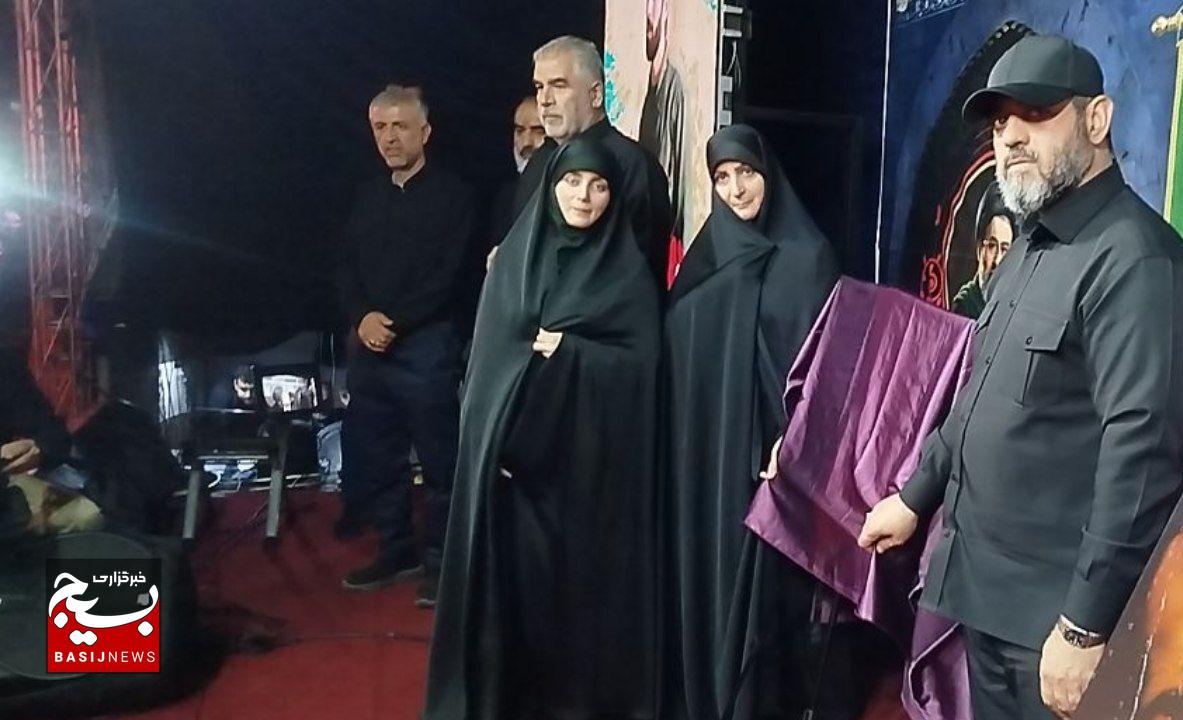 رونمایی از دومین  اثر «وطن، فروشی نیست» در  اجتماع شبانه رشت