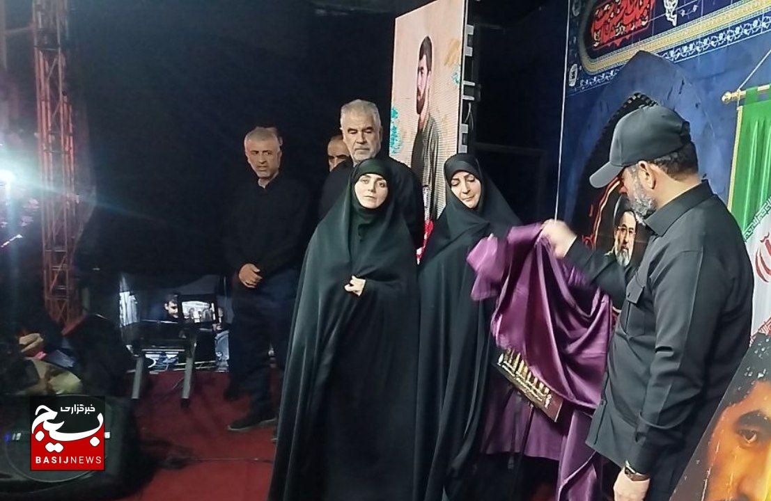 رونمایی از دومین  اثر «وطن، فروشی نیست» در  اجتماع شبانه رشت