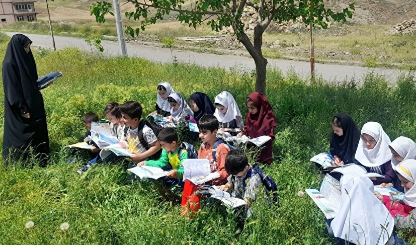 وقتی طبیعت تخته‌سیاه معلم فداکار عشایری می‌شود