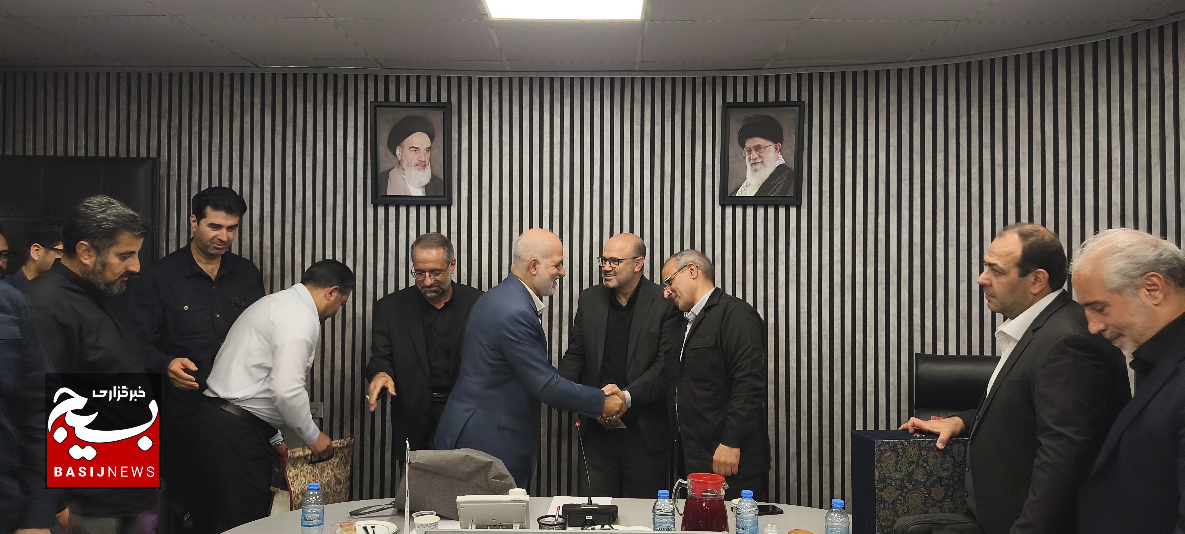 مراسم معارفه و تکریم فرماندهان مرکز بسیج وزارت نفت برگزار شد مراسم معارفه و تکریم فرماندهان مرکز بسیج وزارت نفت برگزار شد