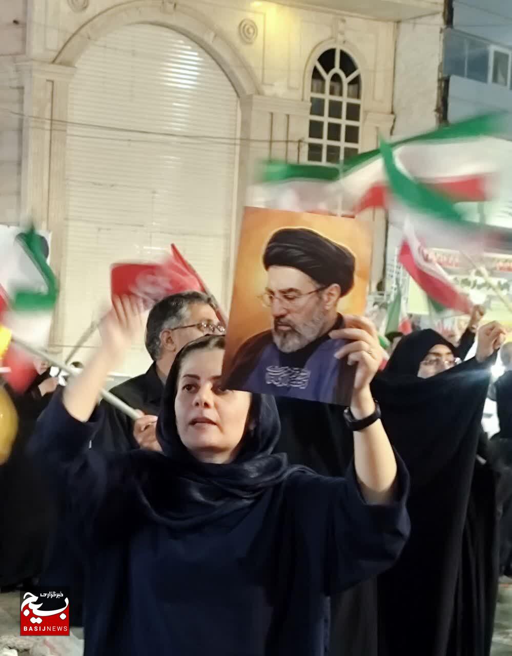 میدان کوثر کرمان با پرچم‌های خون‌خواهی رهبر شهیدمان / حضور پرشور همیشگی کرمانی‌ها در میدان کوثر