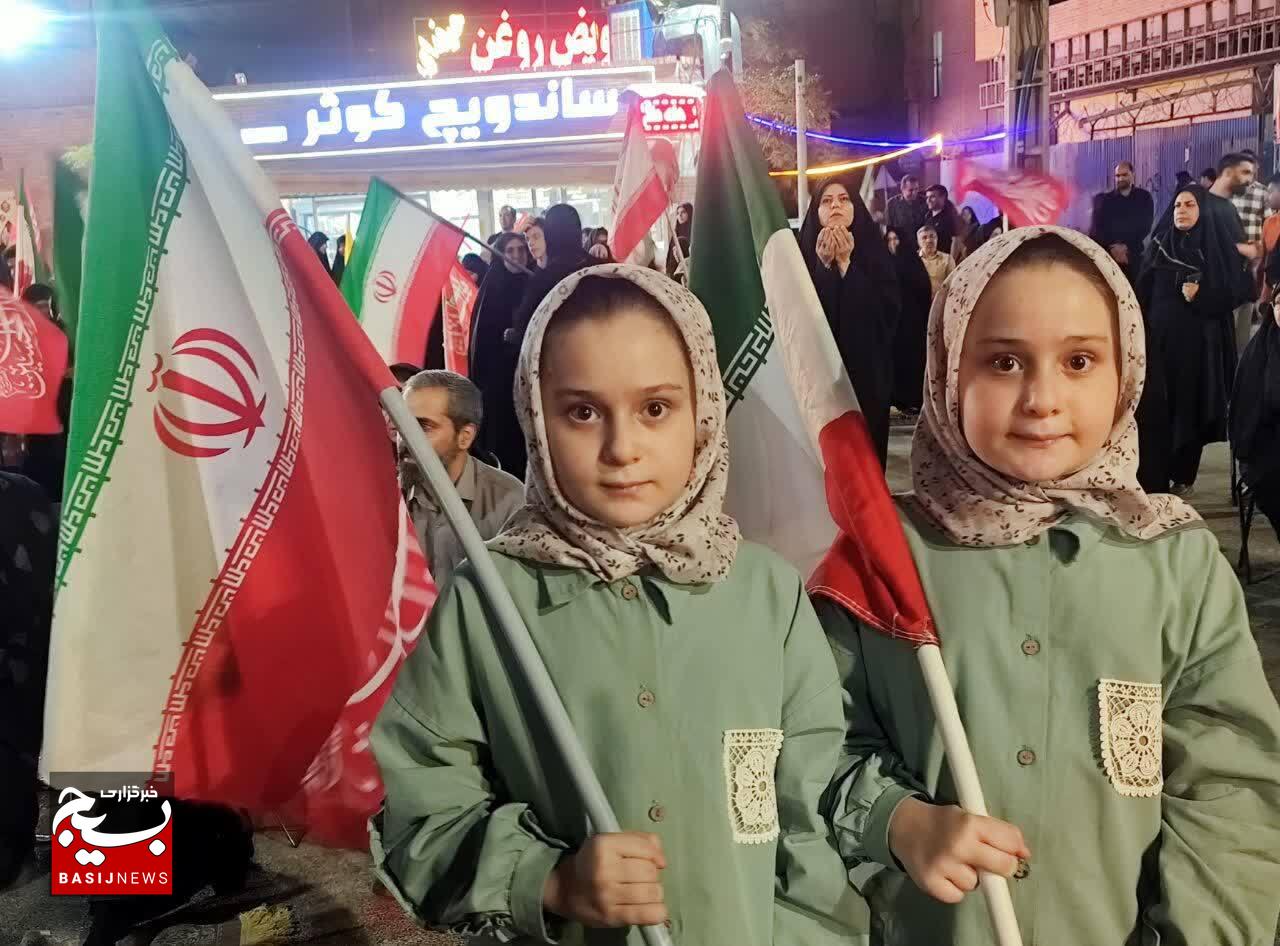 میدان کوثر کرمان با پرچم‌های خون‌خواهی رهبر شهیدمان / حضور پرشور همیشگی کرمانی‌ها در میدان کوثر