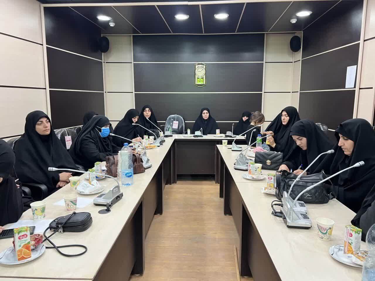۷۰ درصد ظرفیت فعالیتهای اجتماعی شهرستان در دست بانوان است/ ضرورت همافزایی برای مقابله با جنگ نرم ۷۰ درصد ظرفیت فعالیتهای اجتماعی شهرستان در دست بانوان است/ ضرورت همافزایی برای مقابله با جنگ نرم