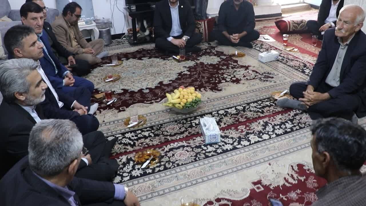 تجلیل رئیس مرکز وکلای قوه قضائیه استان از خانوادههای شهدای جنگ رمضان تجلیل رئیس مرکز وکلای قوه قضائیه استان از خانوادههای شهدای جنگ رمضان