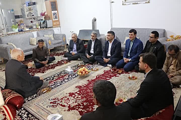 تجلیل رئیس مرکز وکلای قوه قضائیه استان از خانوادههای شهدای جنگ رمضان تجلیل رئیس مرکز وکلای قوه قضائیه استان از خانوادههای شهدای جنگ رمضان