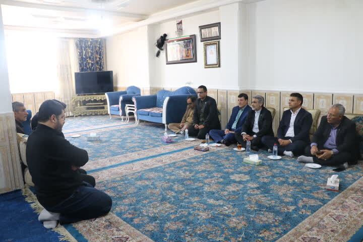تجلیل رئیس مرکز وکلای قوه قضائیه استان از خانوادههای شهدای جنگ رمضان تجلیل رئیس مرکز وکلای قوه قضائیه استان از خانوادههای شهدای جنگ رمضان