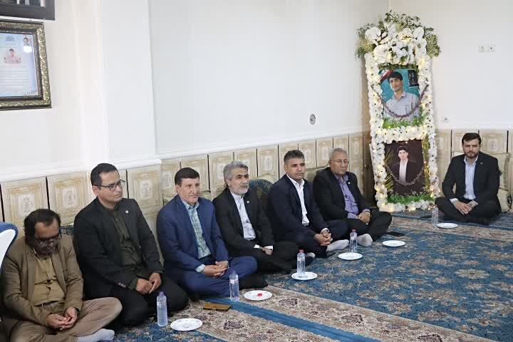 تجلیل رئیس مرکز وکلای قوه قضائیه استان از خانوادههای شهدای جنگ رمضان تجلیل رئیس مرکز وکلای قوه قضائیه استان از خانوادههای شهدای جنگ رمضان