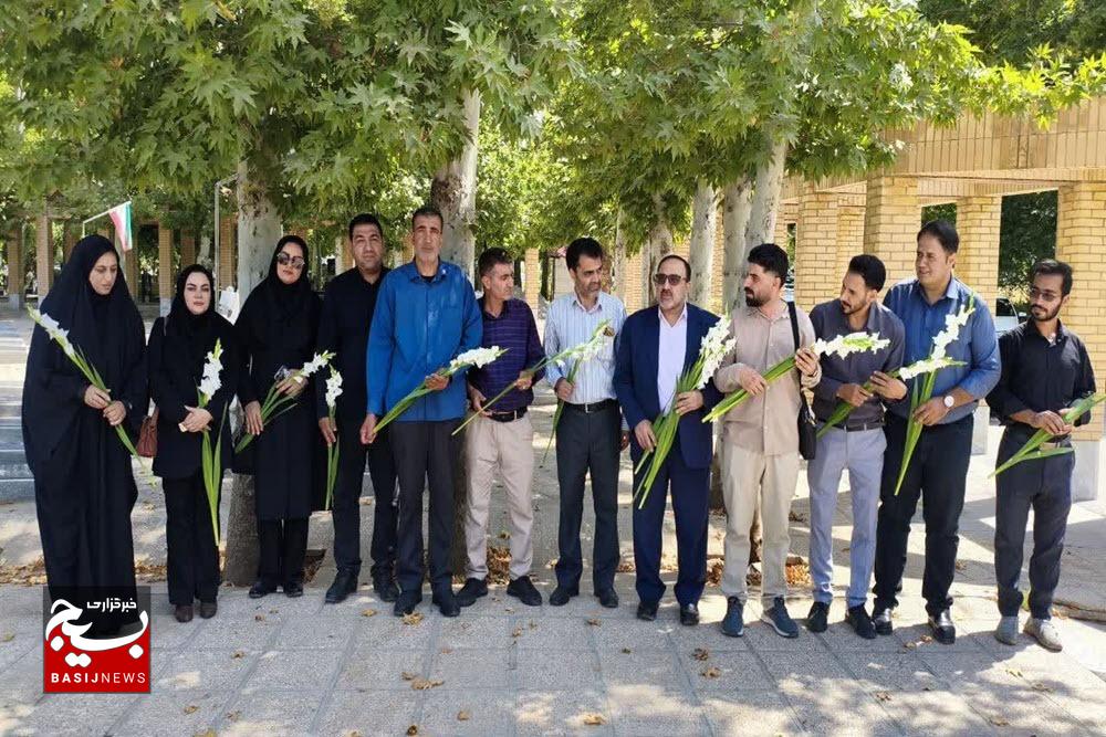 دیدار خبرنگاران فعال شهرستان نهاوند با امام جمعه و تجدید میثاق با آرمانهای شهدا دیدار خبرنگاران فعال شهرستان نهاوند با امام جمعه و تجدید میثاق با آرمانهای شهدا