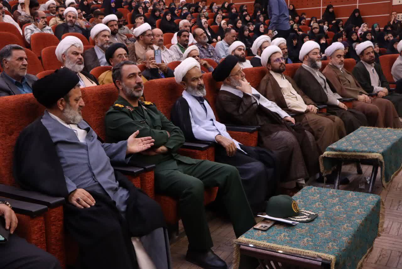 پرچمهای سرخ یا لثارات الحسین باید بر فراز مساجد به اهتزاز درآید پرچمهای سرخ یا لثارات الحسین باید بر فراز مساجد به اهتزاز درآید