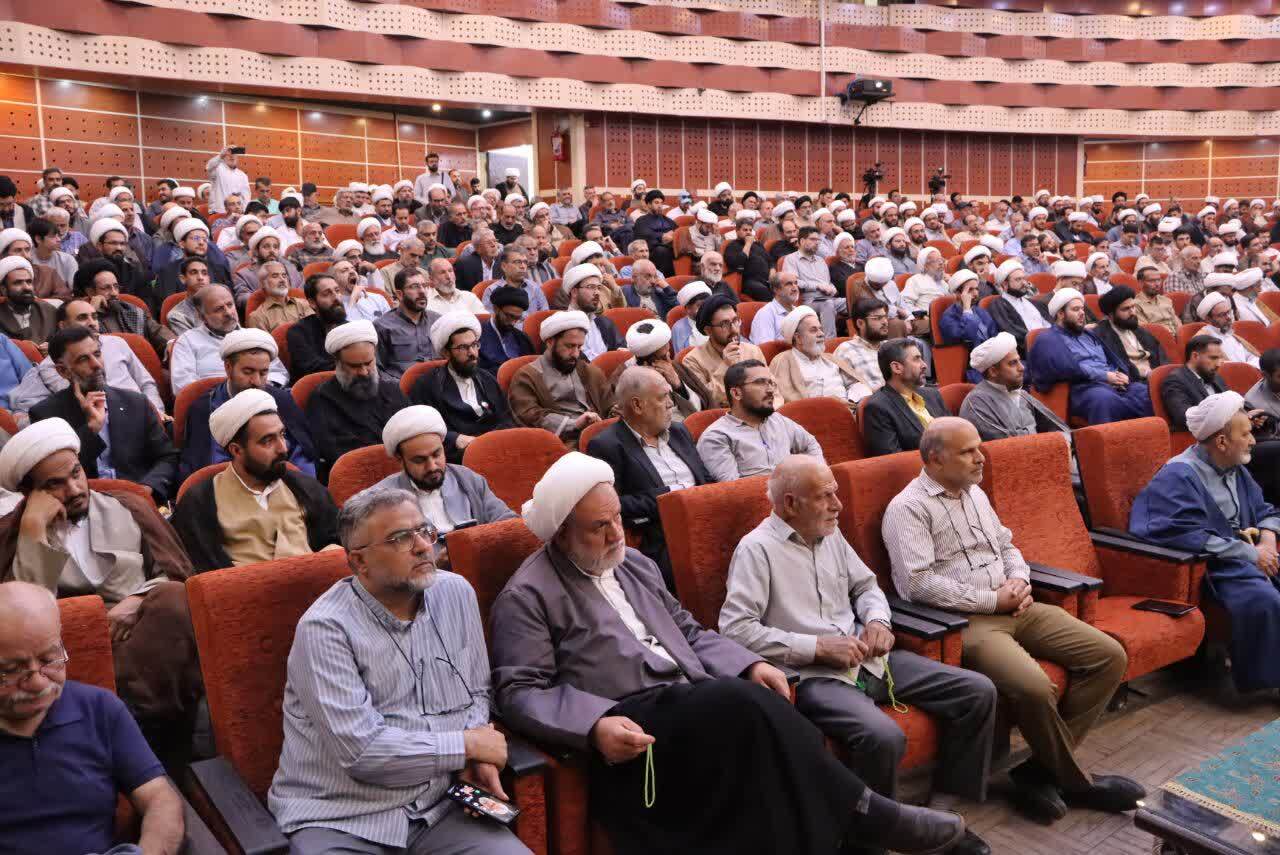 پرچمهای سرخ یا لثارات الحسین باید بر فراز مساجد به اهتزاز درآید پرچمهای سرخ یا لثارات الحسین باید بر فراز مساجد به اهتزاز درآید