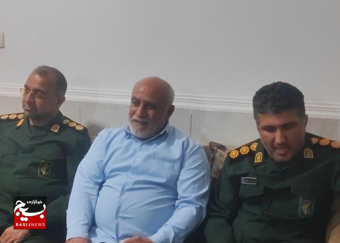 دیدار جمعی از مسئولان گناوه با آزادگان سرافراز در منازل آنان دیدار جمعی از مسئولان گناوه با آزادگان سرافراز در منازل آنان