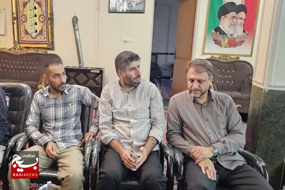 دیدار فرمانده حوزه مقاومت بسیج امام حسن مجتبی(ع) و فرمانده گردان بیت المقدس با امام جمعه صالح‌آباد+تصاویر