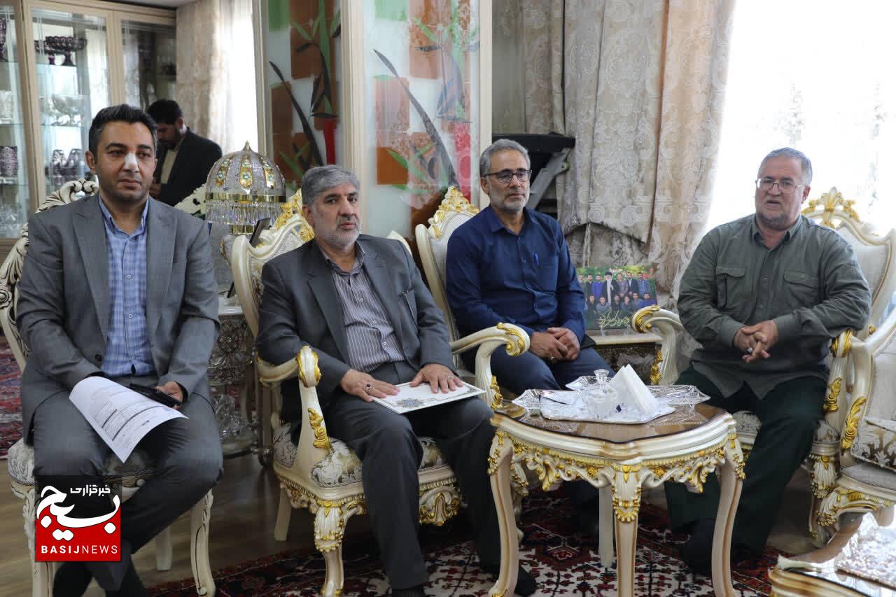 مدیرعامل صندوق ذخیره بسیجیان با خانواده شهدا در تبریز دیدار کرد مدیرعامل صندوق ذخیره بسیجیان با خانواده شهدا در تبریز دیدار کرد