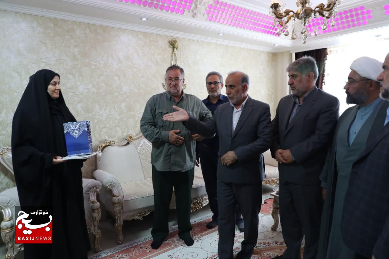 مدیرعامل صندوق ذخیره بسیجیان با خانواده شهدا در تبریز دیدار کرد مدیرعامل صندوق ذخیره بسیجیان با خانواده شهدا در تبریز دیدار کرد