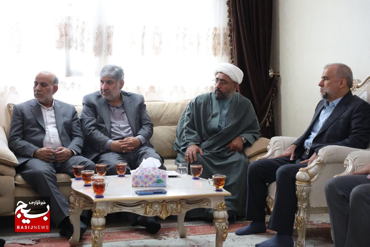 مدیرعامل صندوق ذخیره بسیجیان با خانواده شهدا در تبریز دیدار کرد مدیرعامل صندوق ذخیره بسیجیان با خانواده شهدا در تبریز دیدار کرد