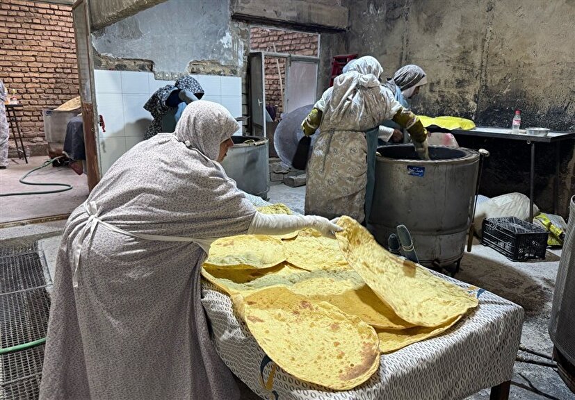 پخت ۱۲ هزار قرص نان از سوی بانوان بسیجی پاسارگادی برای زائران اربعین