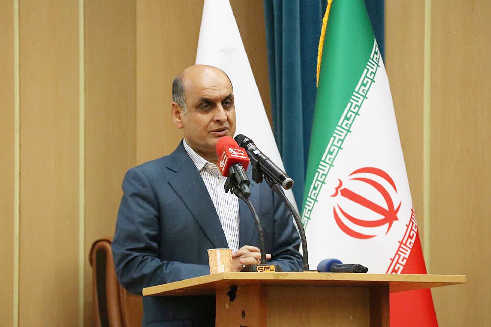 خدمت صادقانه کارکنان دولت، پاسخ ایران به توطئههای دشمن است خدمت صادقانه کارکنان دولت، پاسخ ایران به توطئههای دشمن است