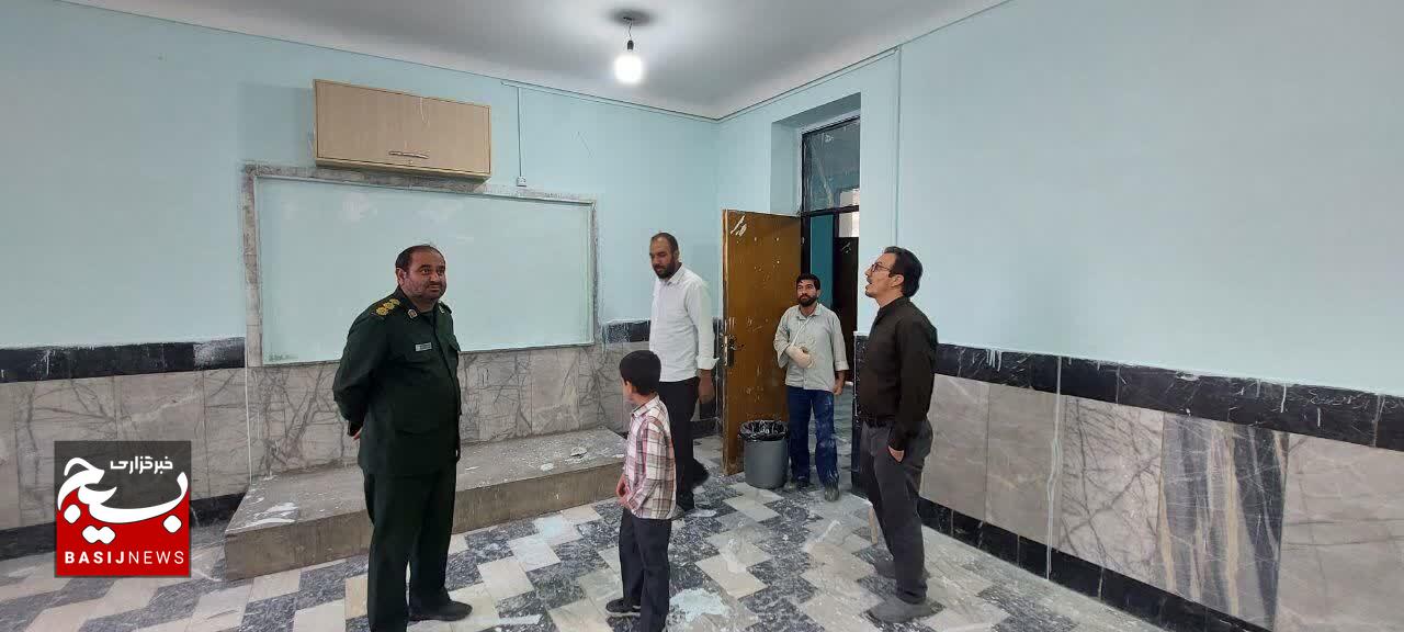 بازدید فرمانده ناحیه مقاومت سپاه زرند از اردوی جهادی بسیج فرهنگیان در دبستان اشرفی اصفهانی