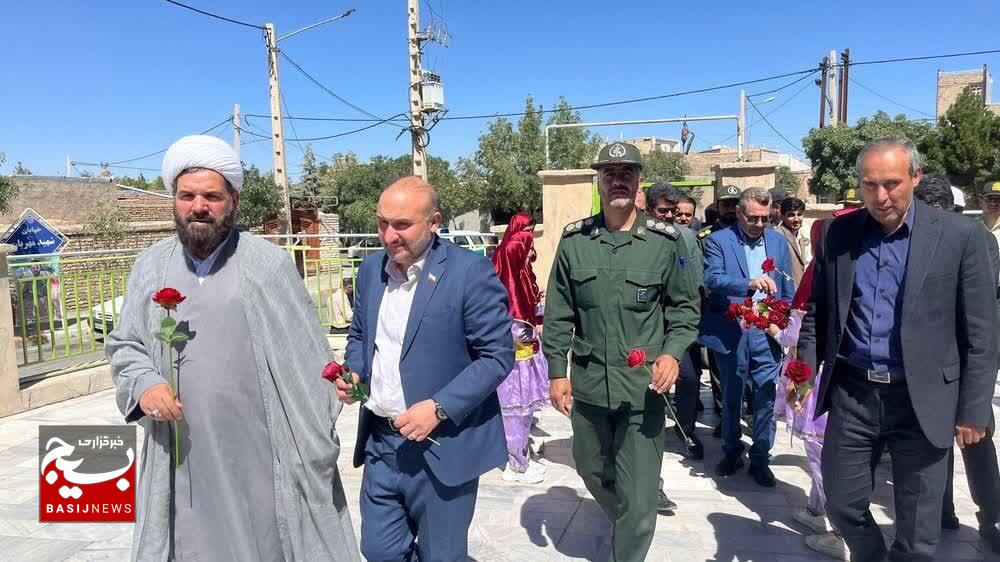 غبارروبی و عطرافشانی مزار شهدای زاوه در نخستین روز هفته دولت