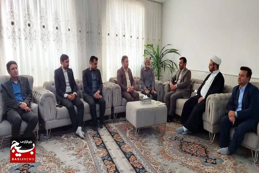 دیدار فرماندار کبودراهنگ با خانواده شهید والامقام احمد یادگاری در نخستین روز هفته دولت+تصاویر دیدار فرماندار کبودراهنگ با خانواده شهید والامقام احمد یادگاری در نخستین روز هفته دولت+تصاویر