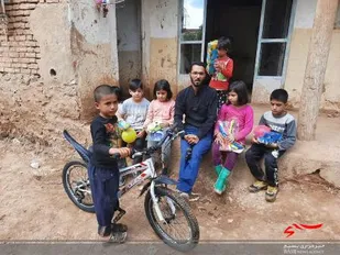 لبخند بر لب امیرعلی نشست