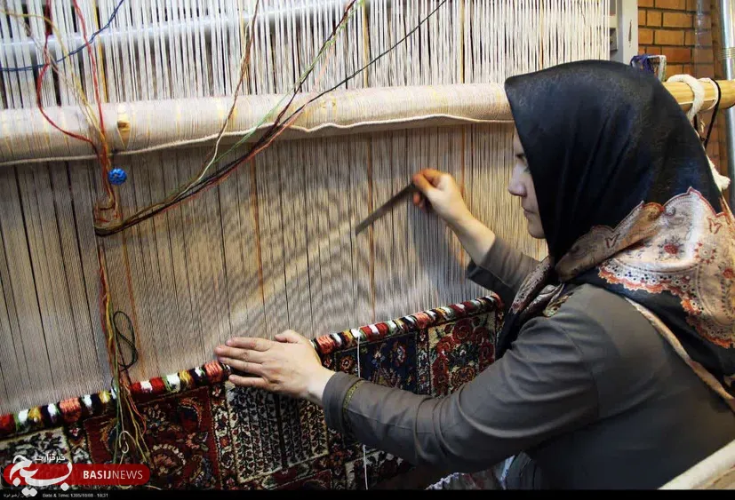 ارائه مشاوره‌های تخصصی به بانوان روستایی خنداب در کارگاه‌های قالی‌بافی