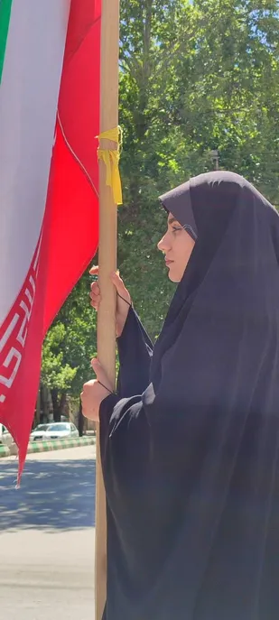 دختری از ازنا سکوند که مشق عشق را با پرچم و قلم نوشت