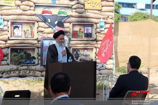 مراسم گرامیداشت هفته دفاع مقدس در کنارقبورمطهرشهدای گمنام دانشگاه ازاداسلامی شهرستان خمین