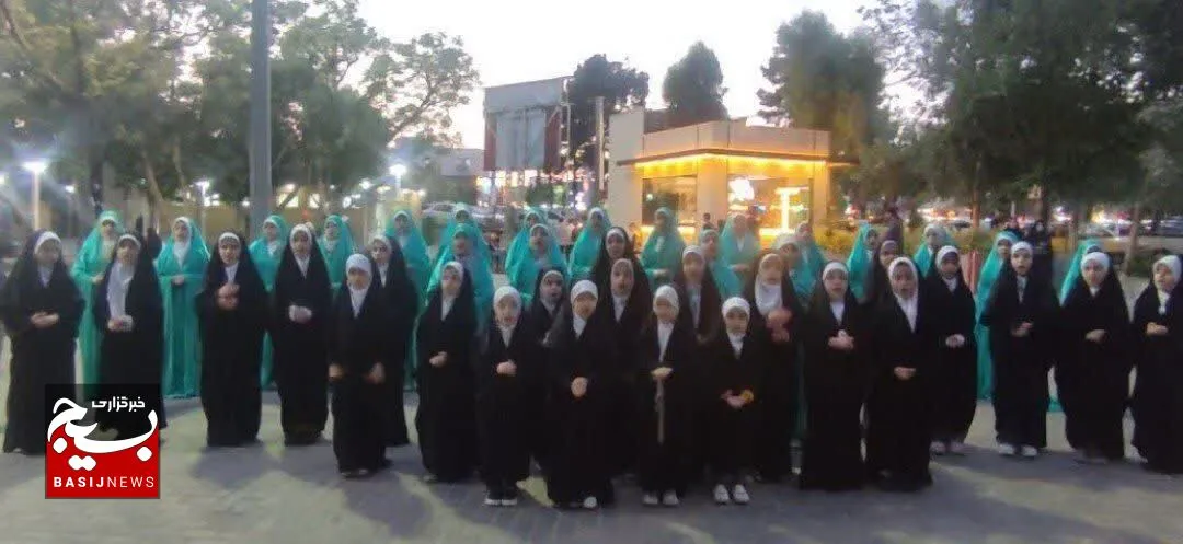 دهه نودی‌های قم در حمایت از طرح‌ نور فراجا به اجرای سرود پرداختند