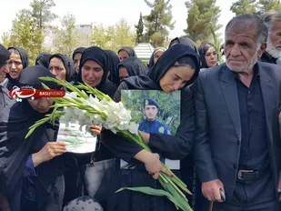 شروه خوانی غم انگیز لُری در مراسم تشییع پیکر مطهر شهید سینا آراسته