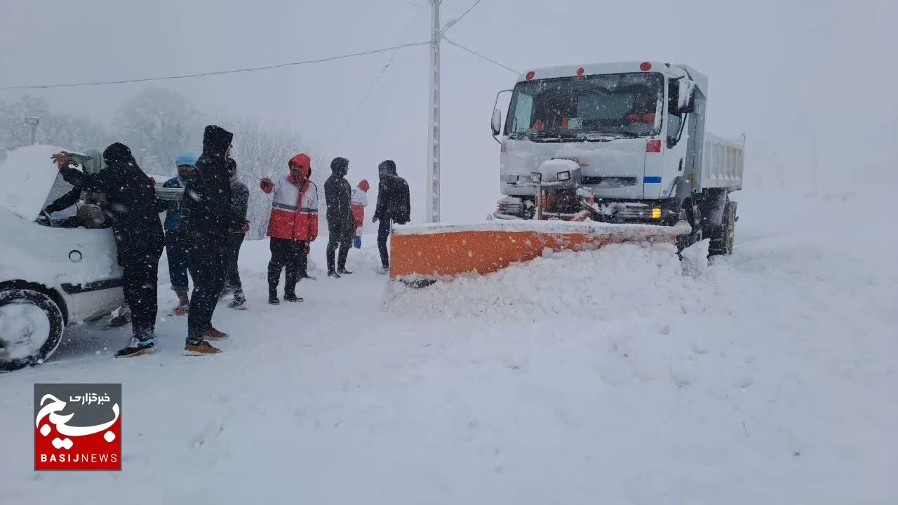 امداد رسانی به بیش از ۷۰ خانوار گرفتار برف در خوزستان