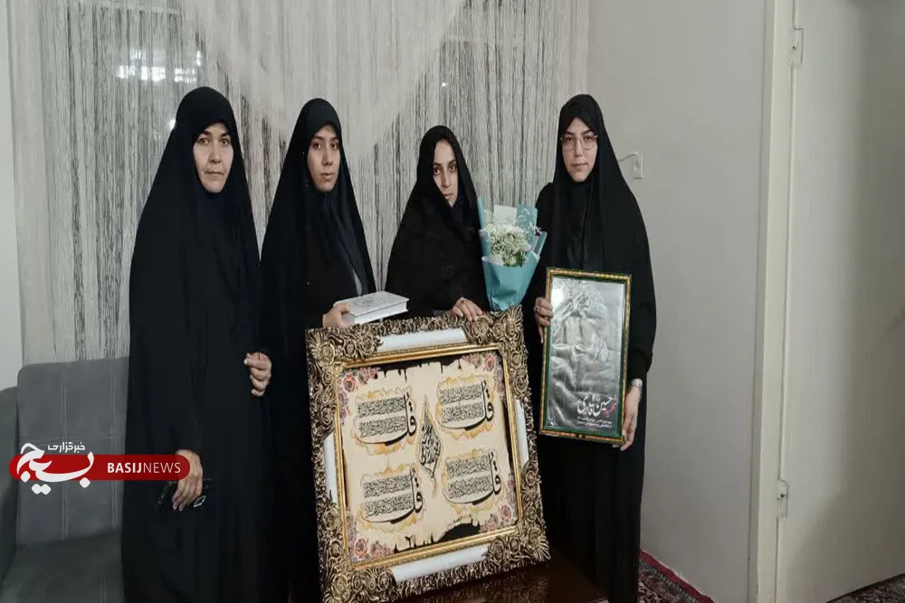 دیدار مدیران و اعضای کانون پرورش فکری همدان و مریانج با خانواده شهید «حسین قادری» دیدار مدیران و اعضای کانون پرورش فکری همدان و مریانج با خانواده شهید «حسین قادری»