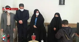 هدیه مادر شهید شهریاری به ۱۲ دانش&zwnj;آموز زنجانی