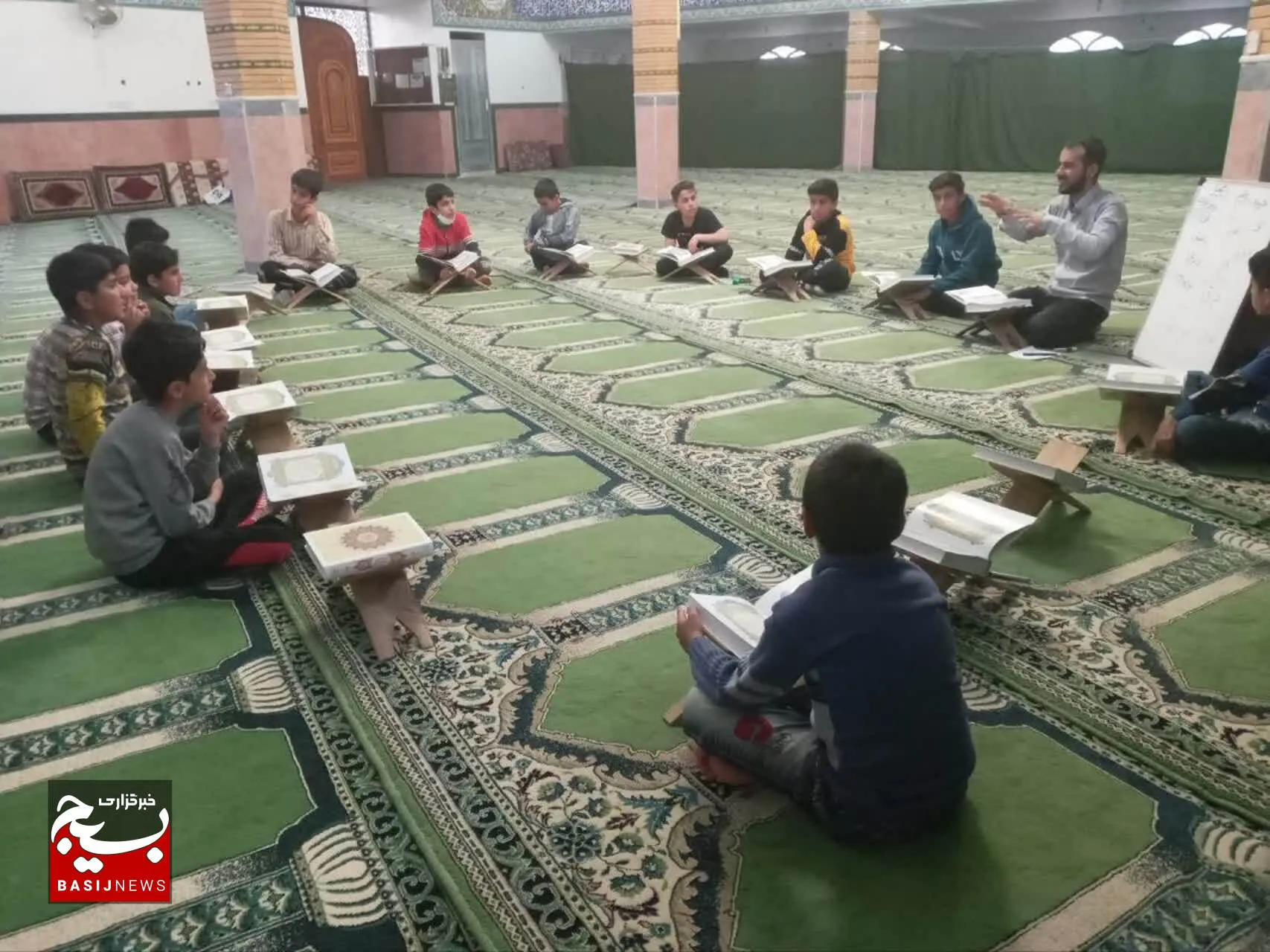 آموزش و تلاوت قرآن در مسجد شهر دشتک