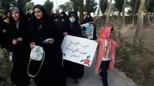 همایش پیاده روی مدافعان حریم خانواده در شهرستان مروست