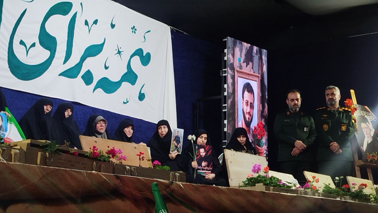 امنیتِ این سرزمین، وامدار دستانیست که فرزندانشان را به راهِ ایران سپردند/ قامتِ فرماندهی که به نمایندگی از مردم ایران، پیشِ مادران شهدا خم شد امنیتِ این سرزمین، وامدار دستانیست که فرزندانشان را به راهِ ایران سپردند/ قامتِ فرماندهی که به نمایندگی از مردم ایران، پیشِ مادران شهدا خم شد