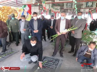 به مناسبت دهه ی مبارک  فجر گلزار مطهر شهداء شهرستان نطنز عطر افشانی شد