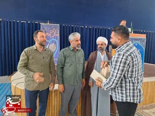 گزارش تصویری|تقدیر فرمانده حوزه بسیج قیامدشت از بسیجی پهلوان بهزاد یزدانپور در نماز جمعه