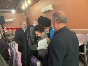 تجلیل از خانواده های شهدای مدافع حرم فاطمیون توسط رزمندگان گردان 115 امام حسین علیه السلام