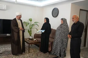 دیدار مسئول دفتر نمایندگی ولی فقیه در سپاه انصارالحسین(ع) همدان با خانواده شهیدان نظری و اسعدی