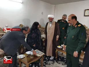 دیدار فرمانده سپاه استان البرز با خانواده شهید بیات +تصاویر