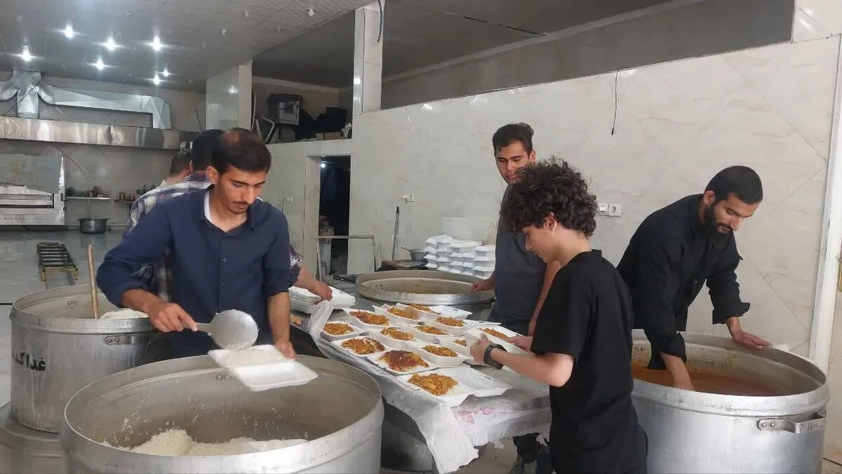 توزیع ۱۲۰۰ پرس غذای نذری به مناسبت دهه کرامت در دورود