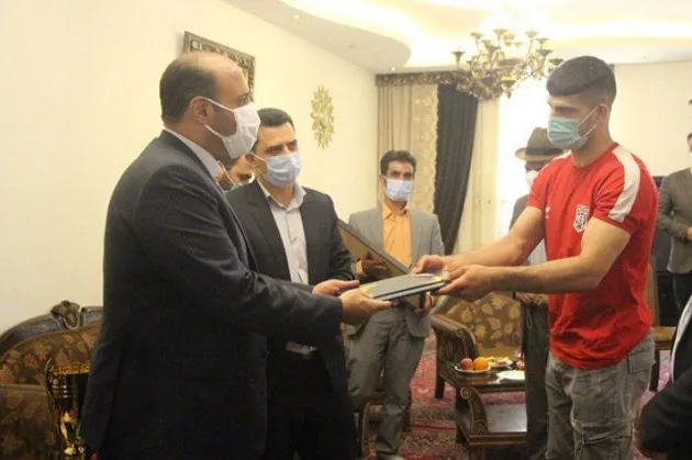 تجلیل مسئولان پیشوا از  نائب قهرمان مسابقات‌ انتخابی تیم‌ ملی کشتی فرنگی